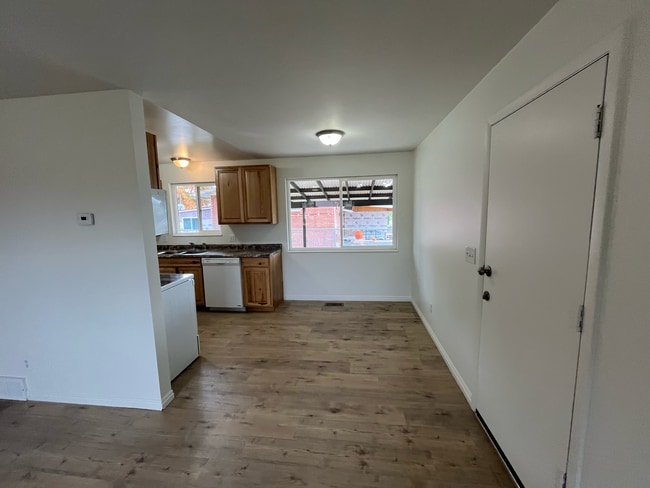 Building Photo - Roy Twinhome