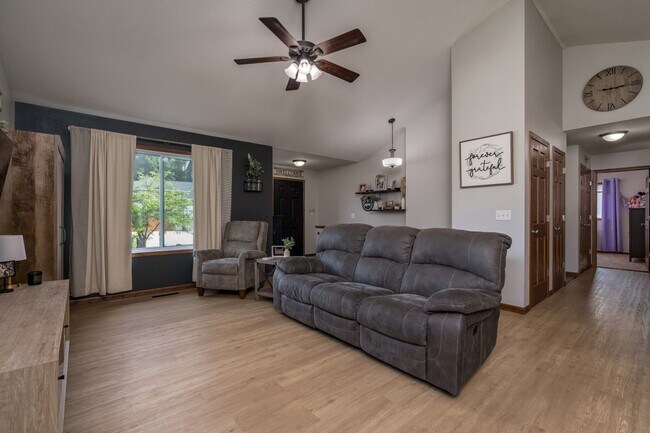 Building Photo - Stunning rambler on Tanager Road!