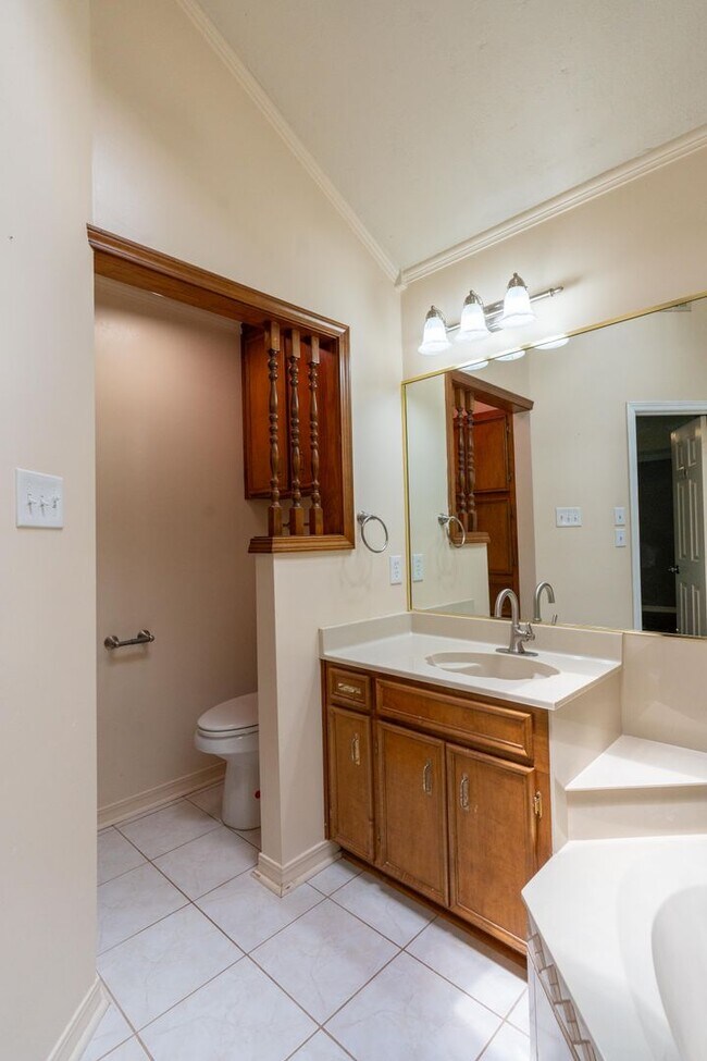 Building Photo - Charming 3 Bedroom Home in Dogwood Hills