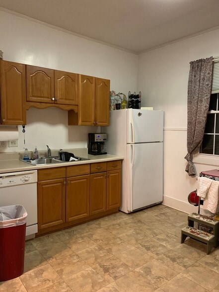 Building Photo - 199 Lake Dr