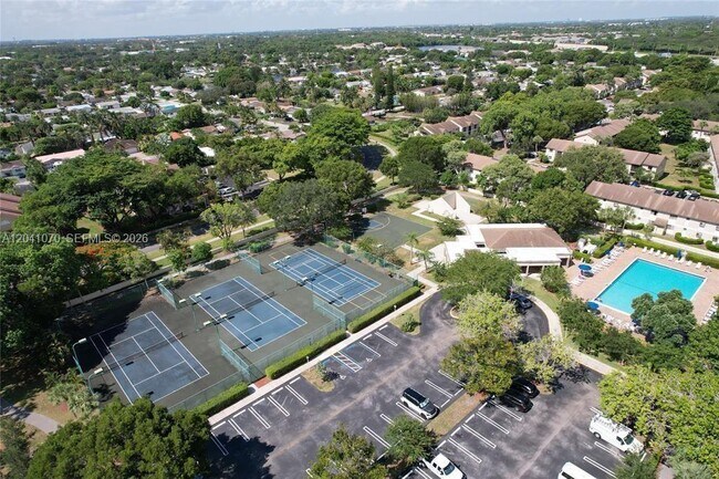 Building Photo - 703 Gardens Dr