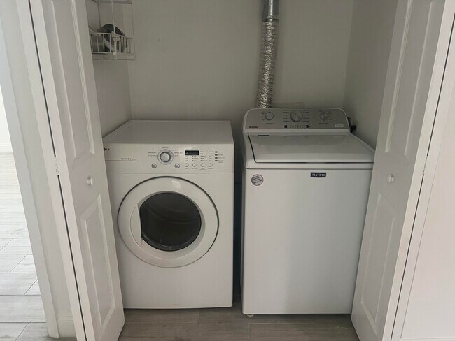 Building Photo - 407 S Lakeside Dr