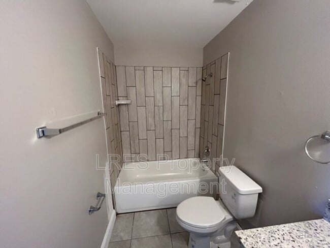 Building Photo - 605 Northlake Blvd