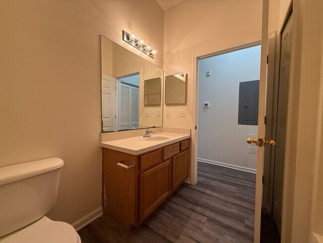 Building Photo - Lovely 2/2 in Villa Beauclerc