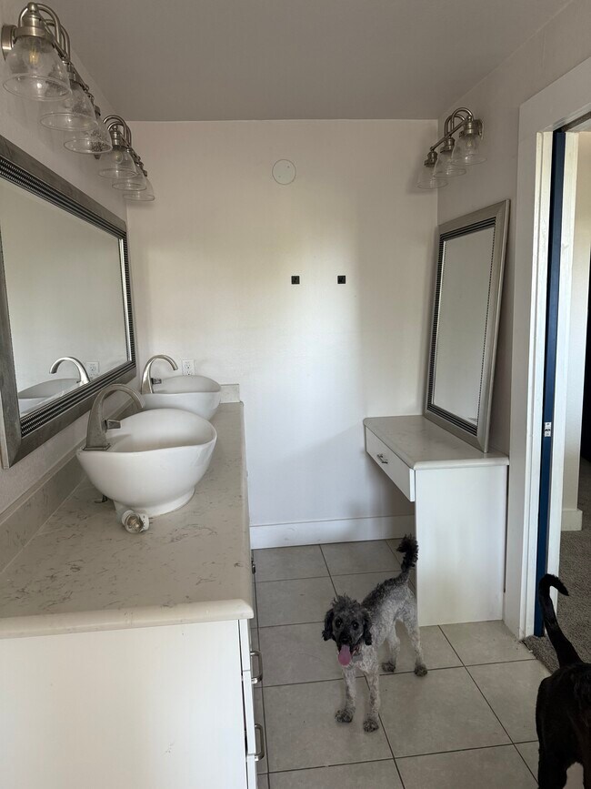 Building Photo - 814 Iowa St