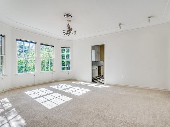 Building Photo - "Charming 3-Bedroom Home on University Blvd – Spacious 2402 Sq Ft with 2 Full Baths in Prime Univ...