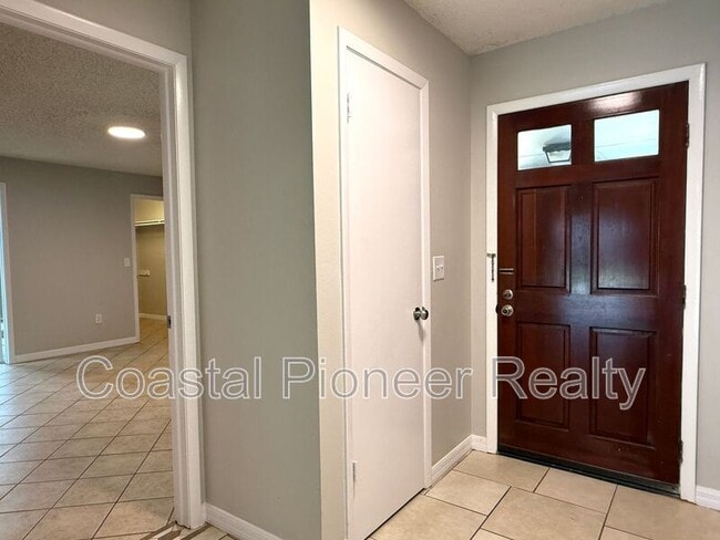 Building Photo - 1412 High Knoll Dr