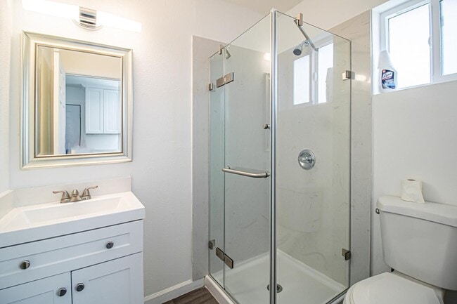 Building Photo - Sleek 1 bed/1 bath apartment near downtown...