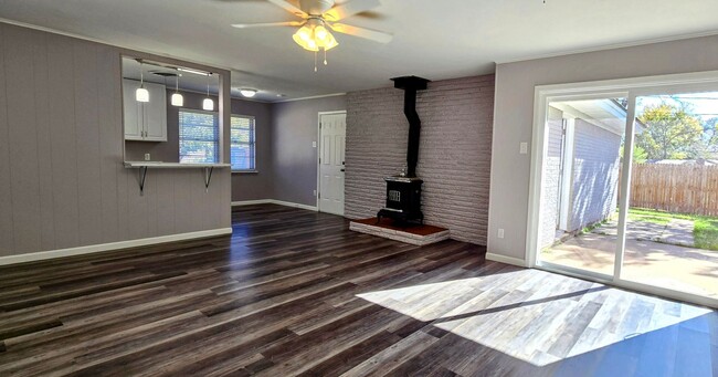 Building Photo - Updated Ranch Style Home in Wedgewood!