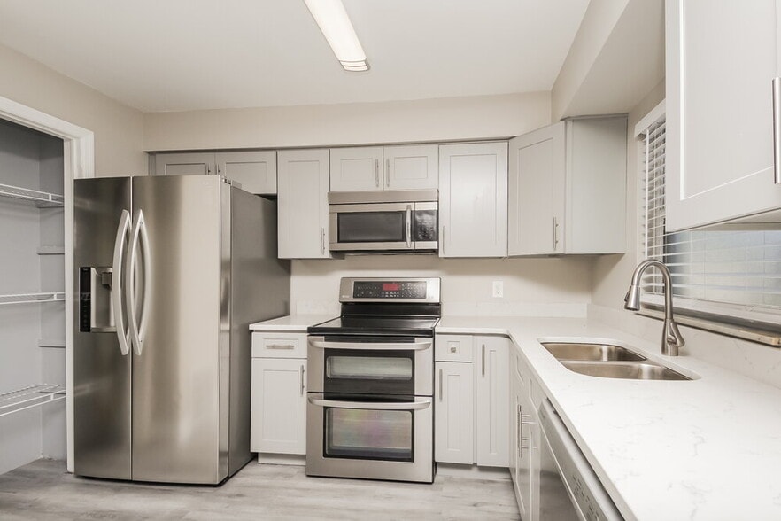 Building Photo - 2022 Valencia Cir