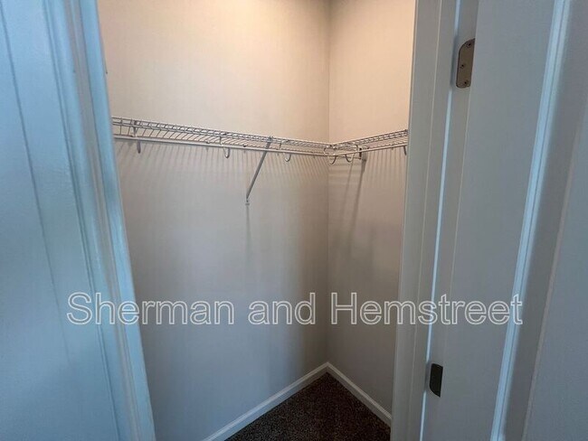 Building Photo - 2026 Lotus Dr