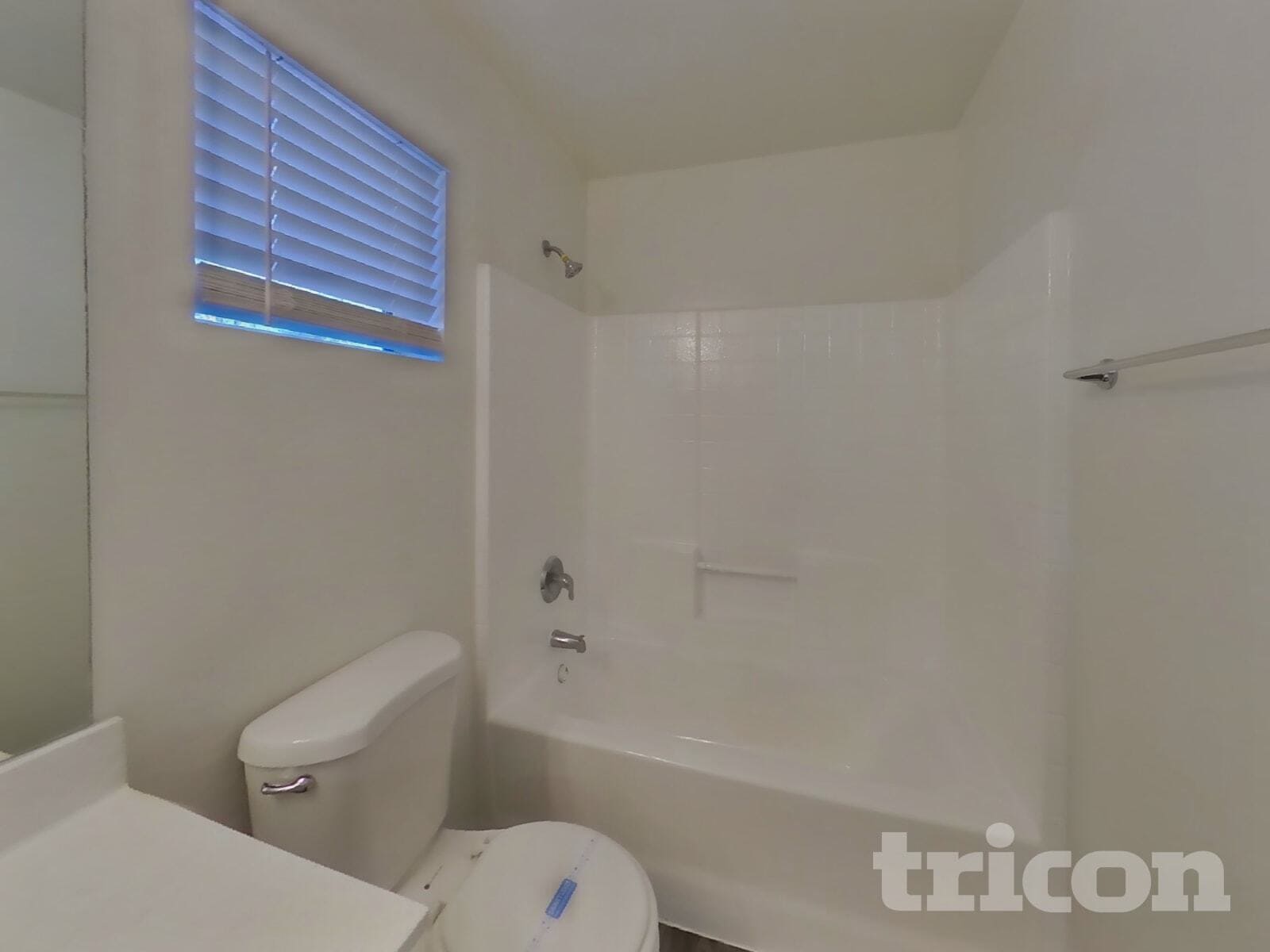 Building Photo - 4005 E La Salle St