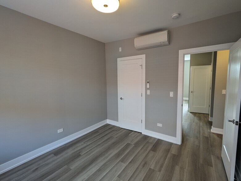 Building Photo - 3935 N Janssen Ave