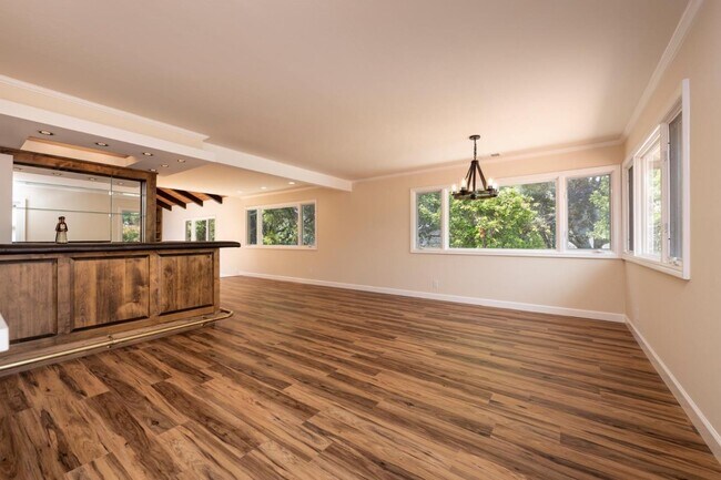 Building Photo - 1394 Manzanita Dr