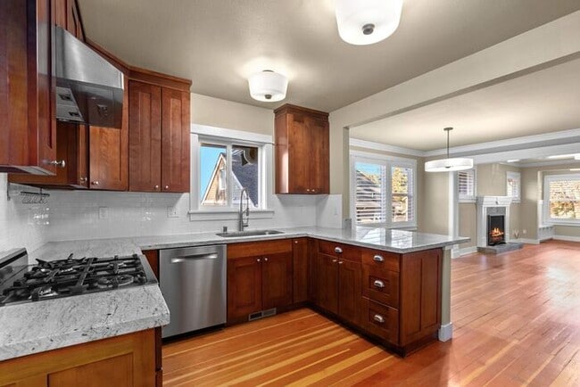 Building Photo - Gorgeous AIR CONDITIONED West Seattle Char...
