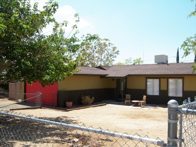 Building Photo - 3BD/2BA Single Family Home with POOL! –  $...