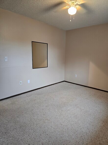 Building Photo - 403 Greenway Dr