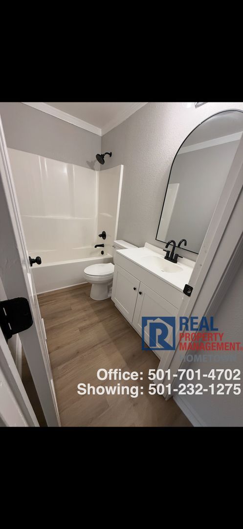 Building Photo - Newly remodeled duplex!