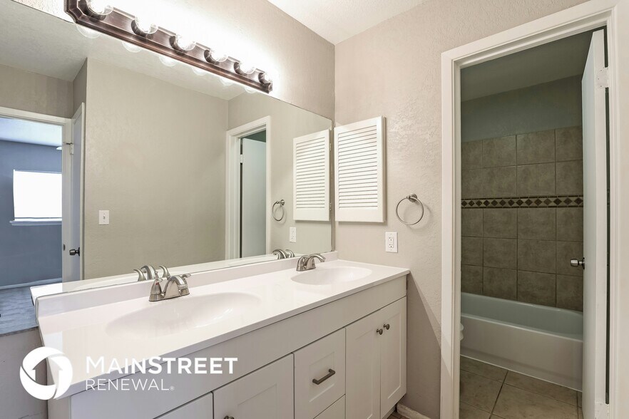 Building Photo - 8807 Glen Shadow Dr