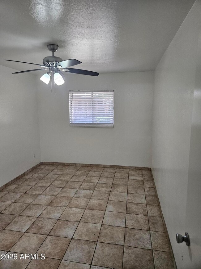 Building Photo - 703 W Rose Ln