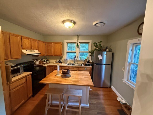 Building Photo - 10 Collins Rd