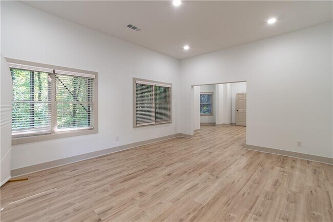Building Photo - 651 Briarleigh Way
