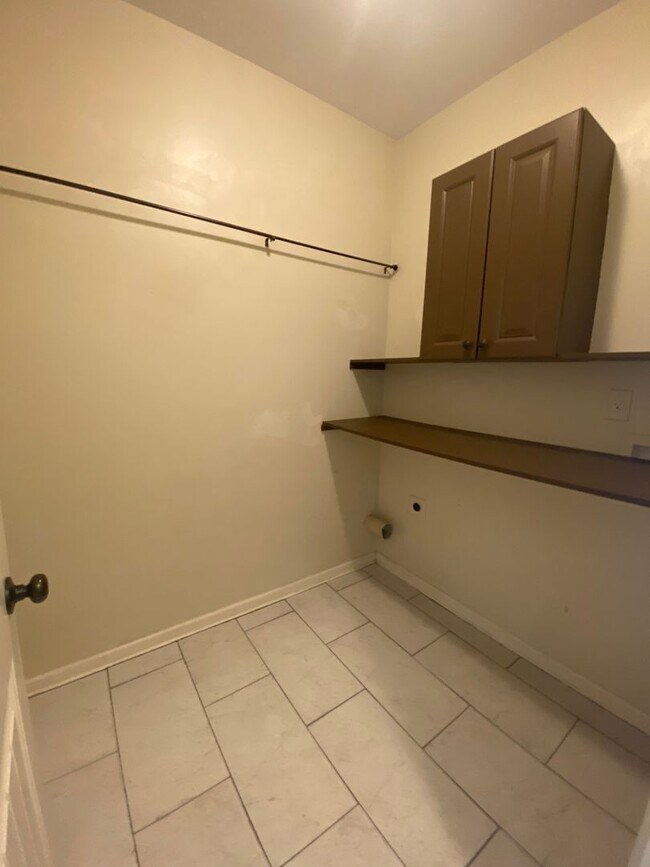 Building Photo - 210 Edgarton Way