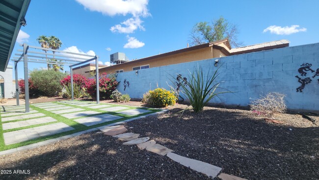 Building Photo - 1433 E Kerry Ln