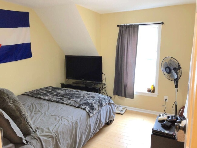 Building Photo - Spacious 4-Bedroom Retreat with Elegant Hardwood Floors in Minneapolis