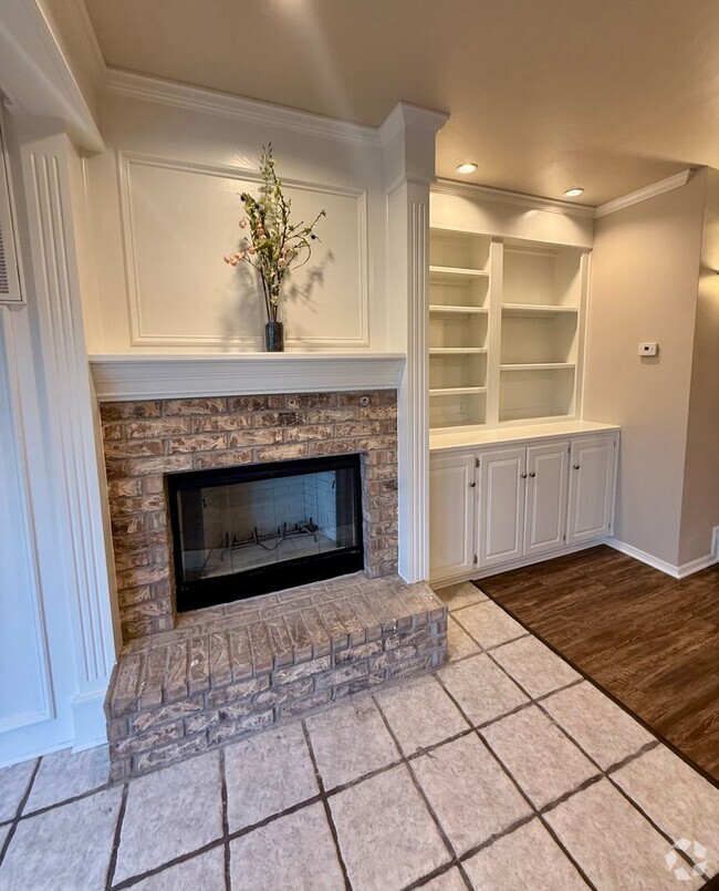 Building Photo - Beautifully Updated Townhouse Overlooking ...