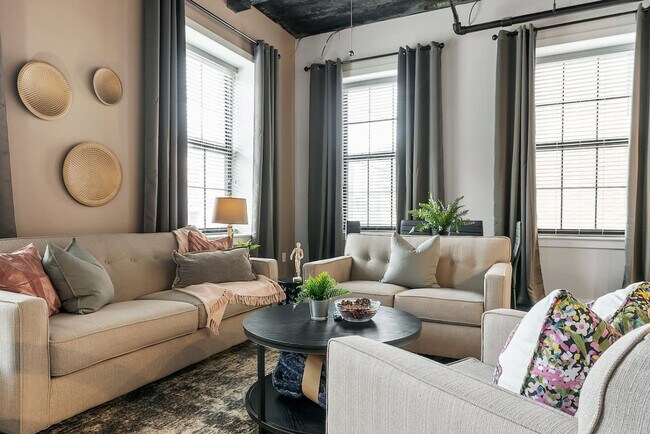 Building Photo - 212 W Roberts Ave