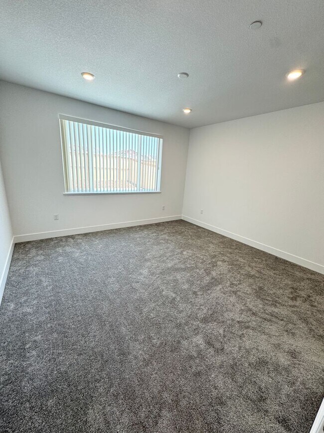Building Photo - Three Bedroom, Two Bath Single-Story Canyon Solar Home in Folsom SEE VIDEO