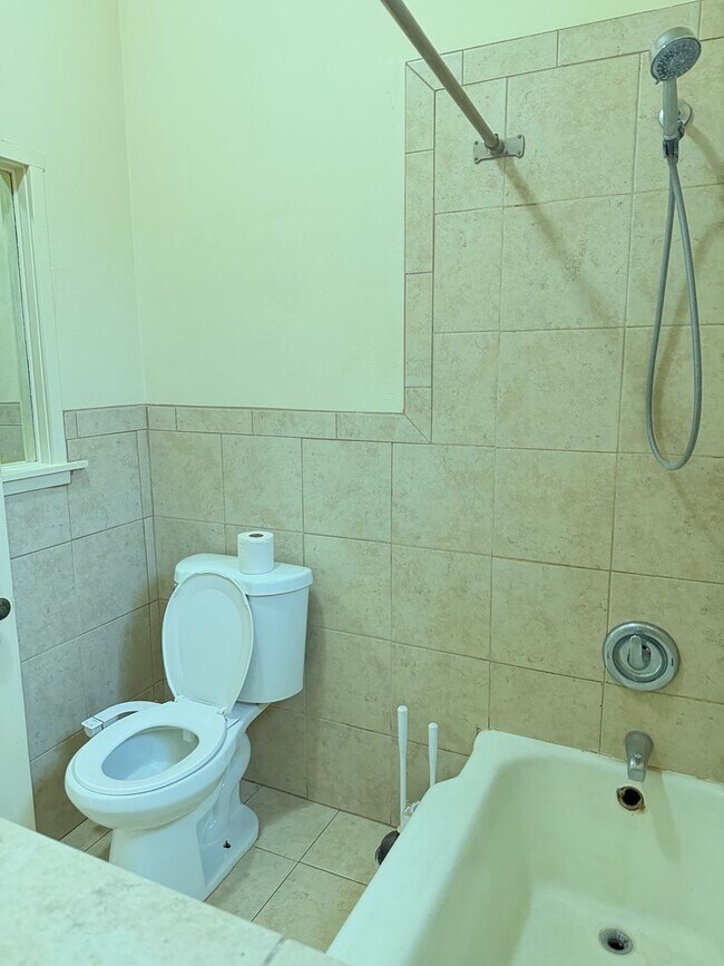 Building Photo - Large 2 bedroom 1 bath with bonus room