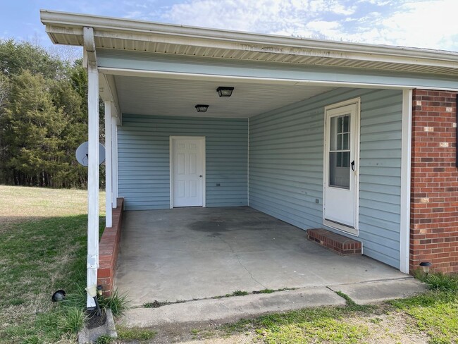 Building Photo - 2 Bedroom, 1 Bath Brick home Located in Fr...