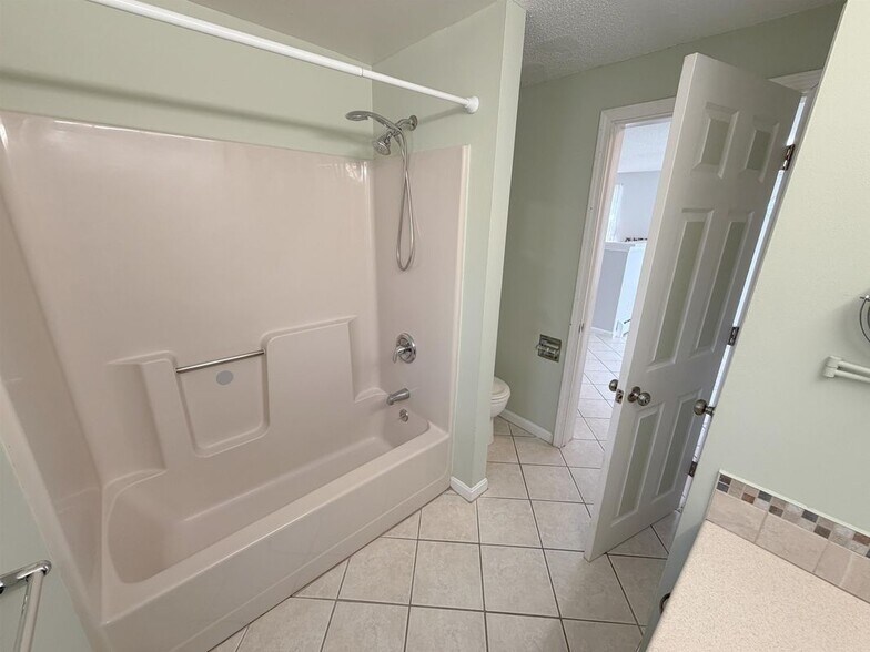 Building Photo - 76 Ode