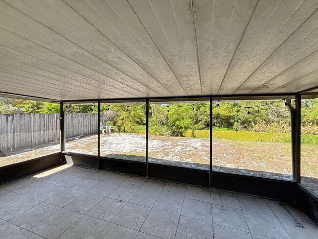 Building Photo - 10597 101st Ave