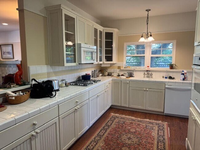 Building Photo - 2 bedrooms 2 bath