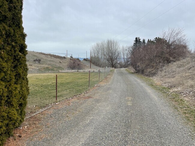 Building Photo - 3 Bed 2 Bath Home on Property Available for Lease