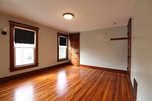 Building Photo - 128 Crestmont Rd