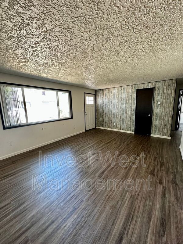 Building Photo - 550 NE Anderson St