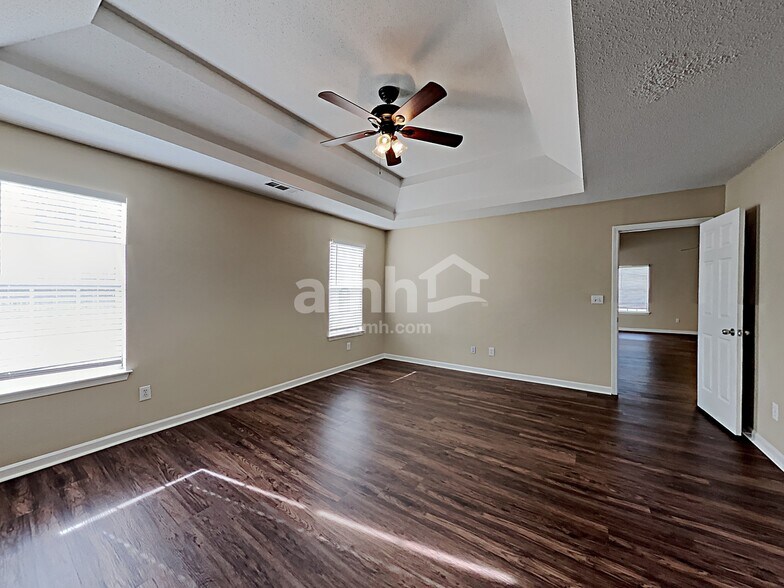 Building Photo - 211 Mystic Holw