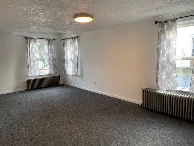 Building Photo - HEAT IS NOW INCLUDED IN THE RENT!Charming ...