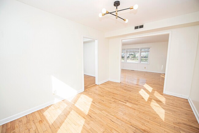 Building Photo - 1448 E Walnut St