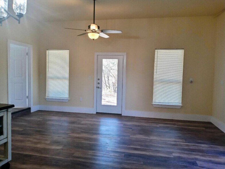 Building Photo - 2588 Connie Dr