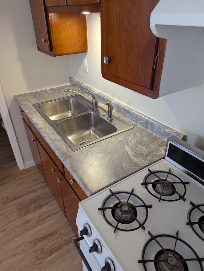 Building Photo - 635 E Grove Ave