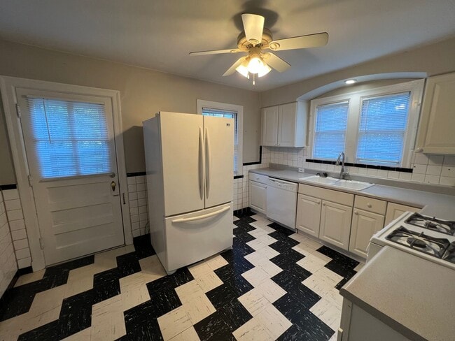 Building Photo - Updated 3+ Bedroom Brick Bungalow in Brentwood!