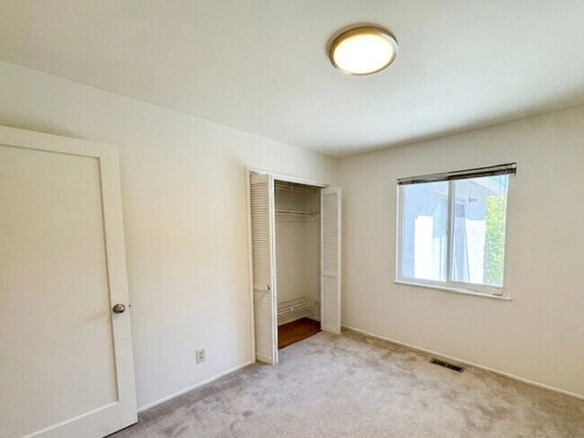 Building Photo - Charming single level home in Parkmead neighborhood