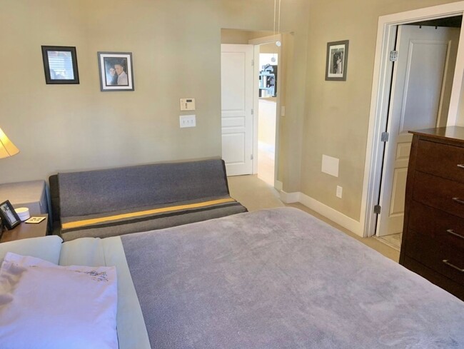 Building Photo - 2 BEDROOM 2.5 BATH TOWNHOME WITH DOWNTOWN ...