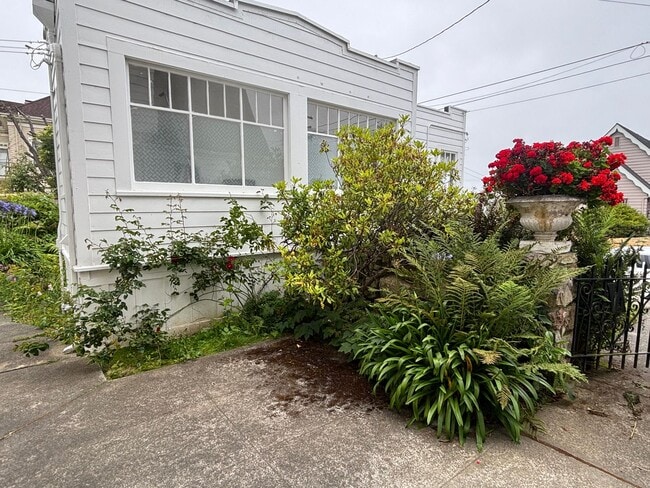 Building Photo - 1 bedroom Victorian with garage
