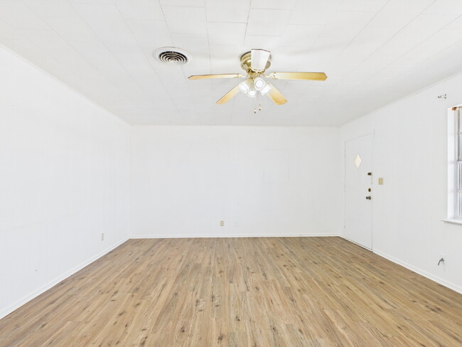 Building Photo - 2 weeks free rent